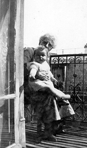 Avec grand-m�re au balcon (photo Fran�ois Drujon-Zito) 