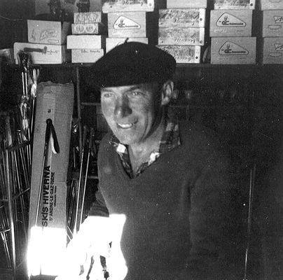 Lulu dans son magasin de skis � La F�claz